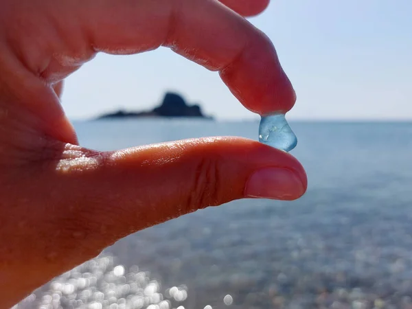 Ein Stück Blaues Glas Das Vom Meer Zwei Fingern Vor — Stockfoto
