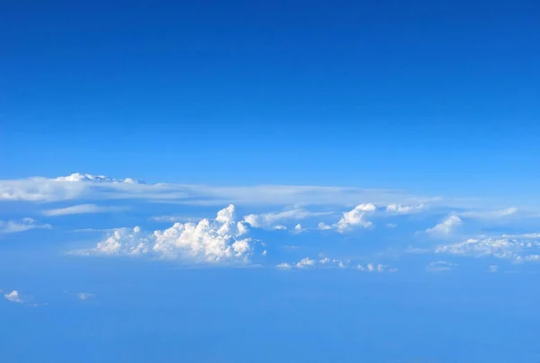 Vista Desde Ojo Buey Avión Las Hermosas Nubes Blancas Cielo —  Fotos de Stock