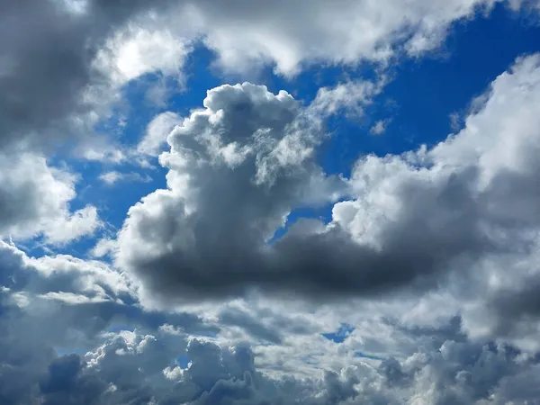 Sol Brilla Través Las Nubes Cúmulos —  Fotos de Stock