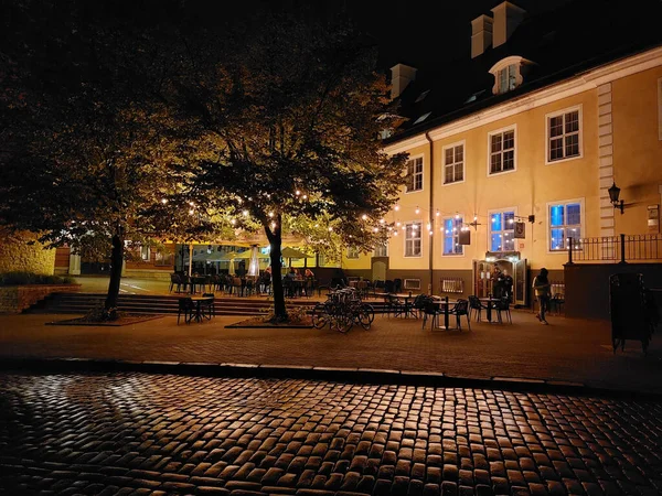 Nachtaufnahme Eines Straßencafés Der Altstadt Taschenlampen Reflektieren Das Nasse Pflaster — Stockfoto