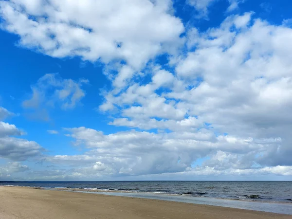 波罗的海海岸上轻柔的海浪和天空中飘扬的白云 — 图库照片