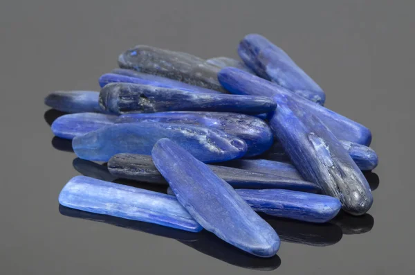 Koyu arkaplanda doğal mavi kyanit taşları 