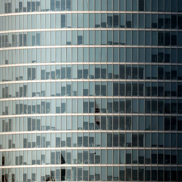 Fragmento Edifício Moderno Feito Vidro Concreto Muitas Janelas Idênticas Estores — Fotografia de Stock