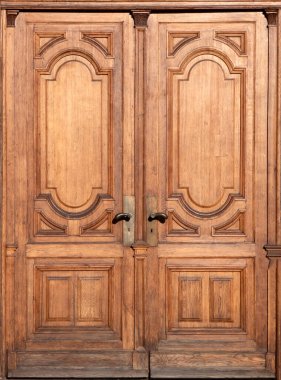 Hoş açık kahverengi renkli antik ahşap kapı. Bronz kapı kolları. Art Nouveau 'da. 19. yüzyılın sonu..