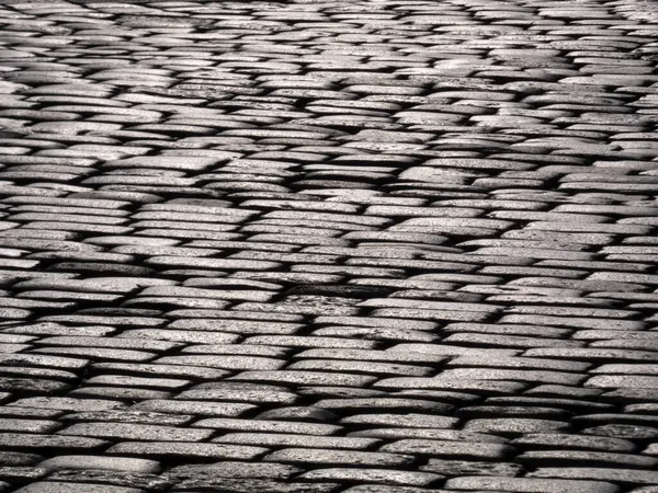 太陽の下で古い街の輝きの灰色の花崗岩の石畳 展望台 — ストック写真