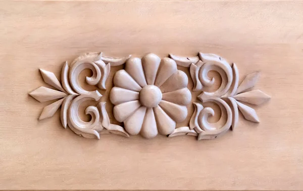 Hnědé Dřevo Vyřezávané Panel Krásným Květinovým Vzorem Pěkný Prvek Pro — Stock fotografie