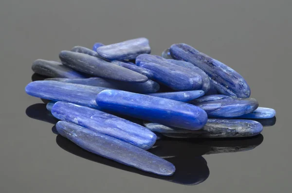 Naturalne Niebieskie Kamienie Kyanitowe Ciemnym Tle — Zdjęcie stockowe