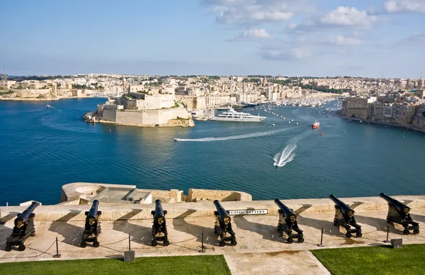 Grand Harbor e bateria de canhões medievais, Valetta, capital da M — Fotografia de Stock