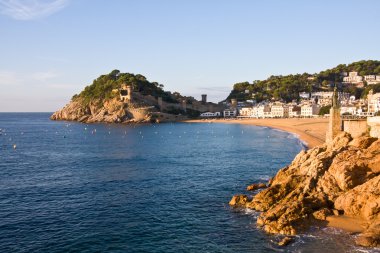 Costa brava, plaj ve Ortaçağ kalesinde tossa de mar-cataloni