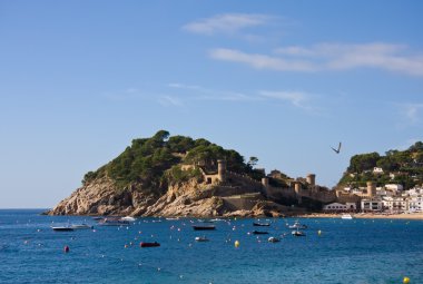 Costa brava, plaj ve Ortaçağ kalesinde tossa de mar-cataloni