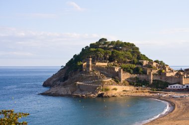 Costa brava, plaj ve Ortaçağ kalesinde tossa de mar-cataloni