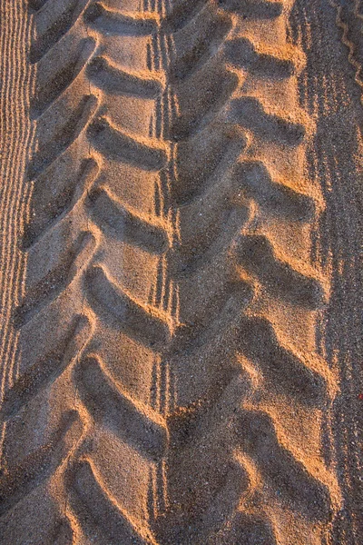 Tracce di pneumatici sulla spiaggia tropicale — Foto Stock