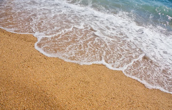 Turquoise surf op tropisch strand — Stockfoto