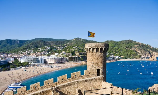 Costa brava, strand en middeleeuws kasteel in tossa de mar, cataloni — Stockfoto