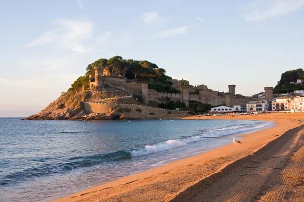 Коста-Брава, пляж и средневековый замок в Фаса-де-Мар, Каталония — стоковое фото