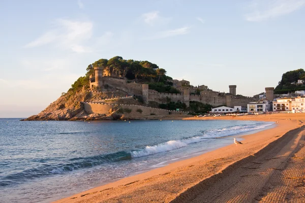 Costa Brava, playa y castillo medieval en Tossa de Mar, Cataloni — Foto de Stock