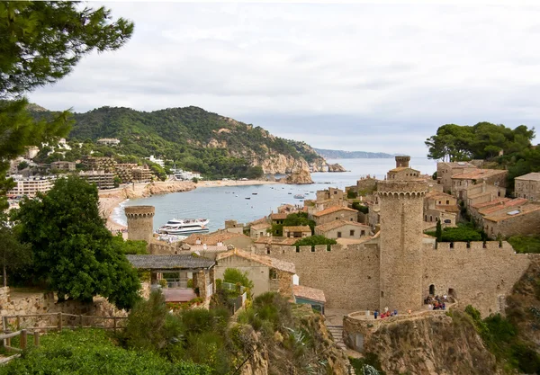 Costa brava, stranden och medeltida slott i tossa de mar, cataloni — Stockfoto