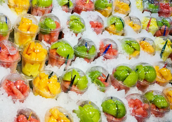 Fruit in plastic doppen — Stockfoto