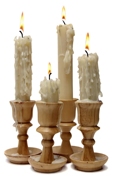 Quattro candele accese in candelabri di legno — Foto Stock