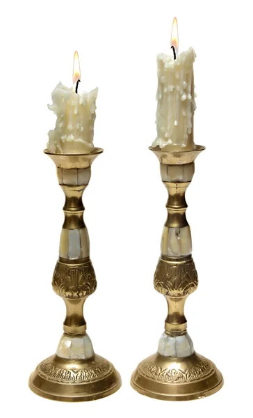 Due vecchie candele accese nei candelabri d'oro — Foto Stock