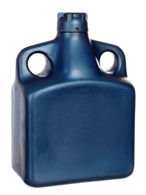 Beyaz arka planda izole edilmiş otomobil yağlarından plastik şişeler.