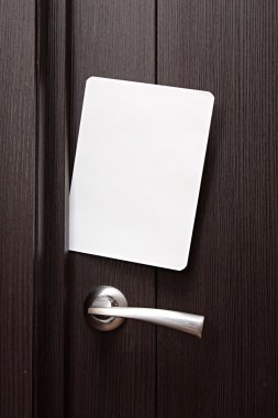 mesajı ile beyaz zarf ahşap kapı altında daldı. boş kağıt ahşap kapı altında boşluğu iç içe bir yazma.