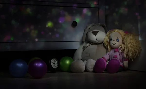 bambola e teddy piano di coniglio in camera bambini.