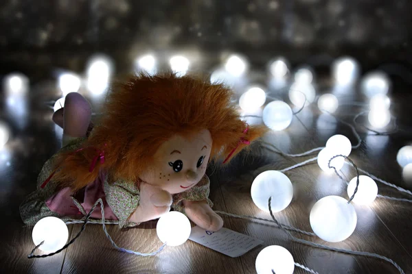 Muñeca acostada en el suelo en habitación oscura . — Foto de Stock