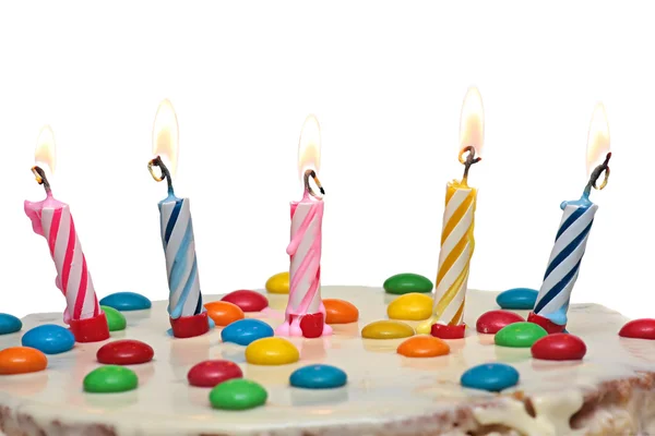 Kuchen mit brennenden Kerzen, isolierter weißer Hintergrund — Stockfoto