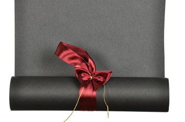 siyah kağıt rulo beyaz zemin üzerine izole haddelenmiş