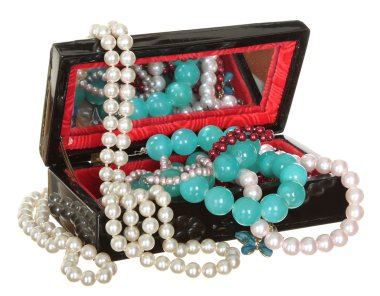boncuk, inci ve beyaz arka plan üzerinde izole mücevher takı kutusu.