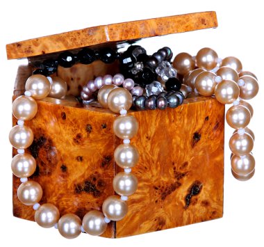 boncuk, inci ve beyaz arka plan üzerinde izole mücevher takı kutusu.