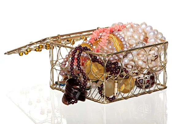 Κουτί κοσμήματα με χάντρες, μαργαριτάρια και κοσμήματα που απομονώνονται σε λευκό φόντο. — Φωτογραφία Αρχείου