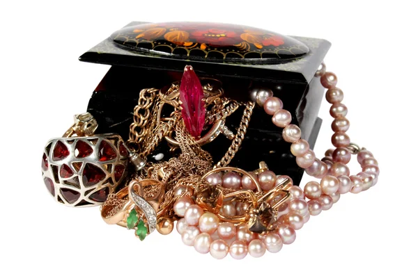 Caixa de jóias com contas, pérolas e jóias isoladas sobre fundo branco . — Fotografia de Stock