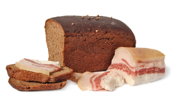 Gordura de porco salgada e pão de centeio Borodinsky isolado no fundo branco — Fotografia de Stock