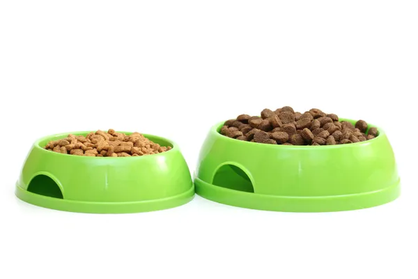 Kaseler ile beyaz zemin üzerine izole kedi ya da köpek için Kuru gıda