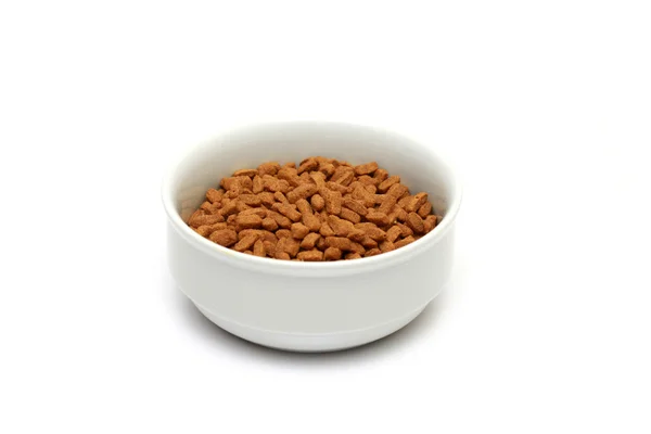 碗与为孤立的白色背景上的猫或狗干粮 — 图库照片