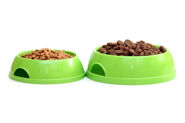 Kaseler ile beyaz zemin üzerine izole kedi ya da köpek için Kuru gıda