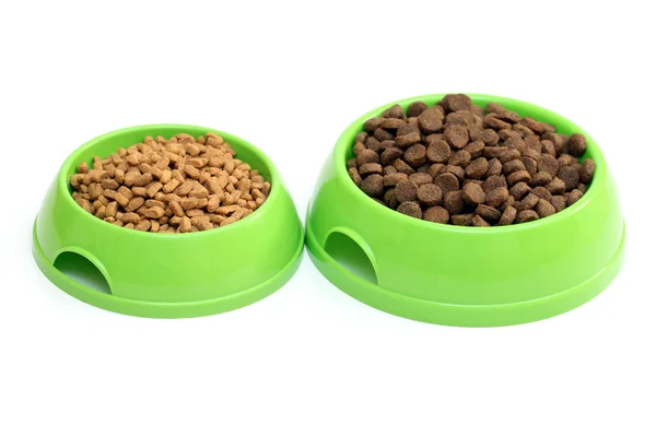 Kaseler ile beyaz zemin üzerine izole kedi ya da köpek için Kuru gıda