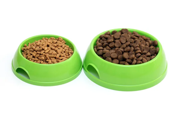 Kaseler ile beyaz zemin üzerine izole kedi ya da köpek için Kuru gıda — Stok fotoğraf