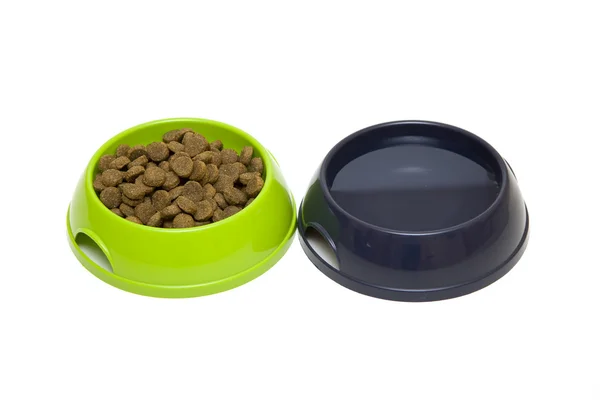 Două boluri cu alimente uscate și apă pentru câini sau pisici izolate pe fundal alb — Fotografie, imagine de stoc