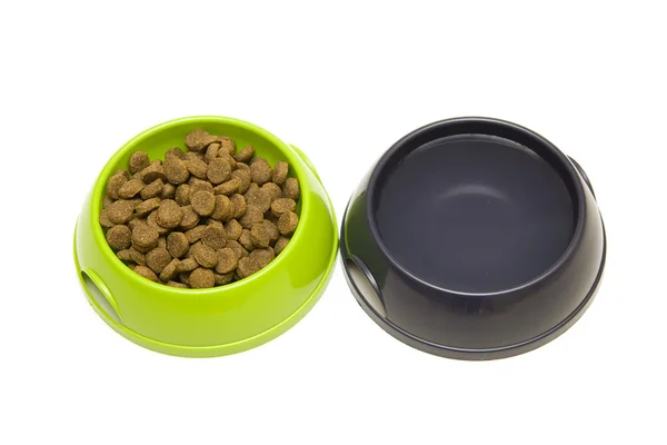 Két tálak, száraz étel & vízi a kutya vagy macska elszigetelt fehér background — Stock Fotó