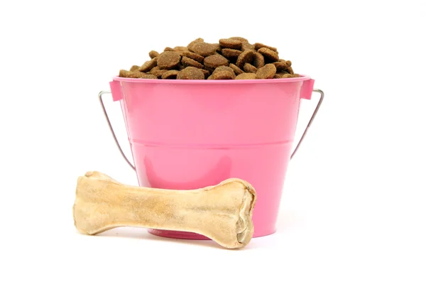 Nourriture et os de chien dans un panier isolé sur le fond blanc — Photo