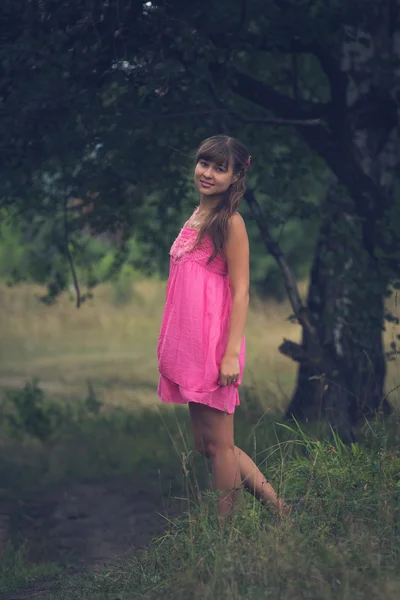 Dziewczyna w różowej sukience — Zdjęcie stockowe