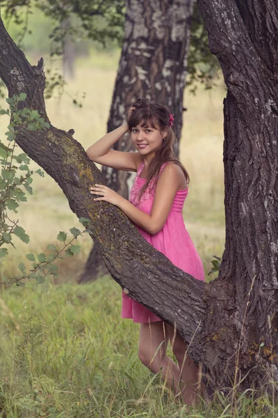 Meisje in een roze jurk — Stockfoto