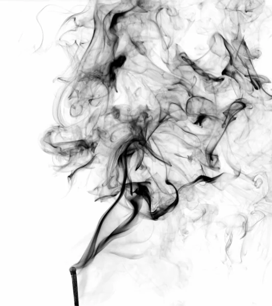 Спичка в дыму — стоковое фото