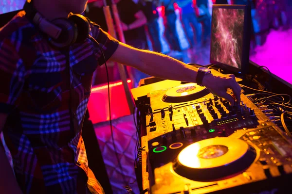 bir gece kulübünde.