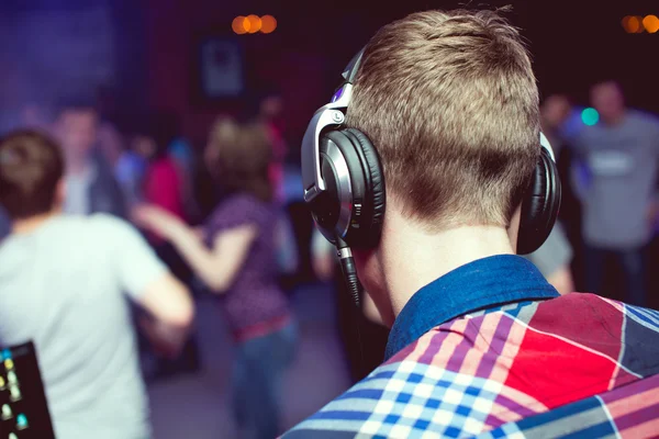 bir gece kulübünde.