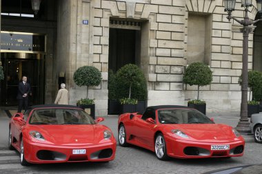 Paris Sarayı önünde iki ferrari
