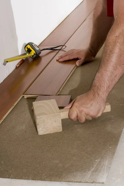 marangoz çalışır